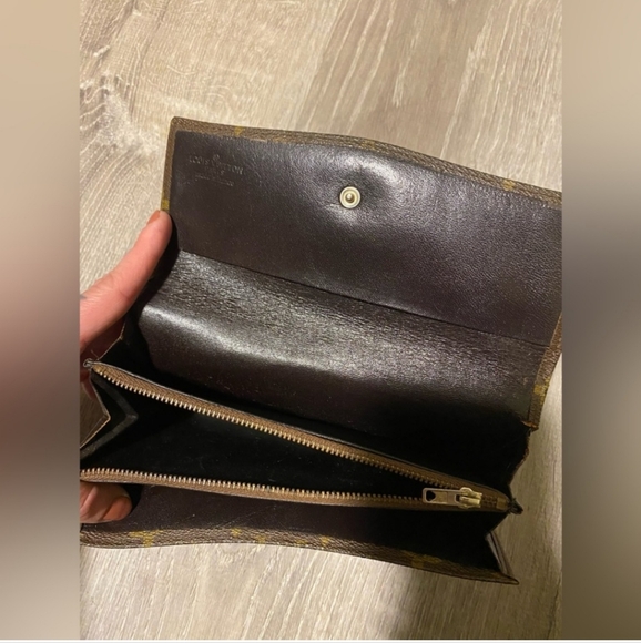 Louis Vuitton wallet. - Picture 2 of 8